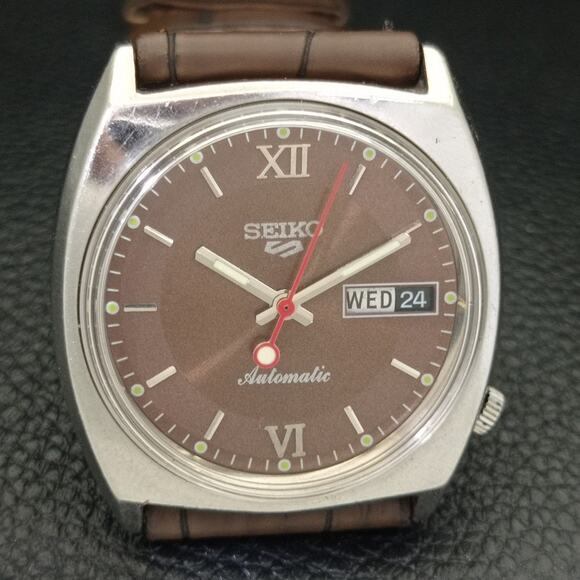 Vintage 1974 Square Seiko Automatic Mens Silver Watch W/daydate & Brown accents - Picture 4 of 10
